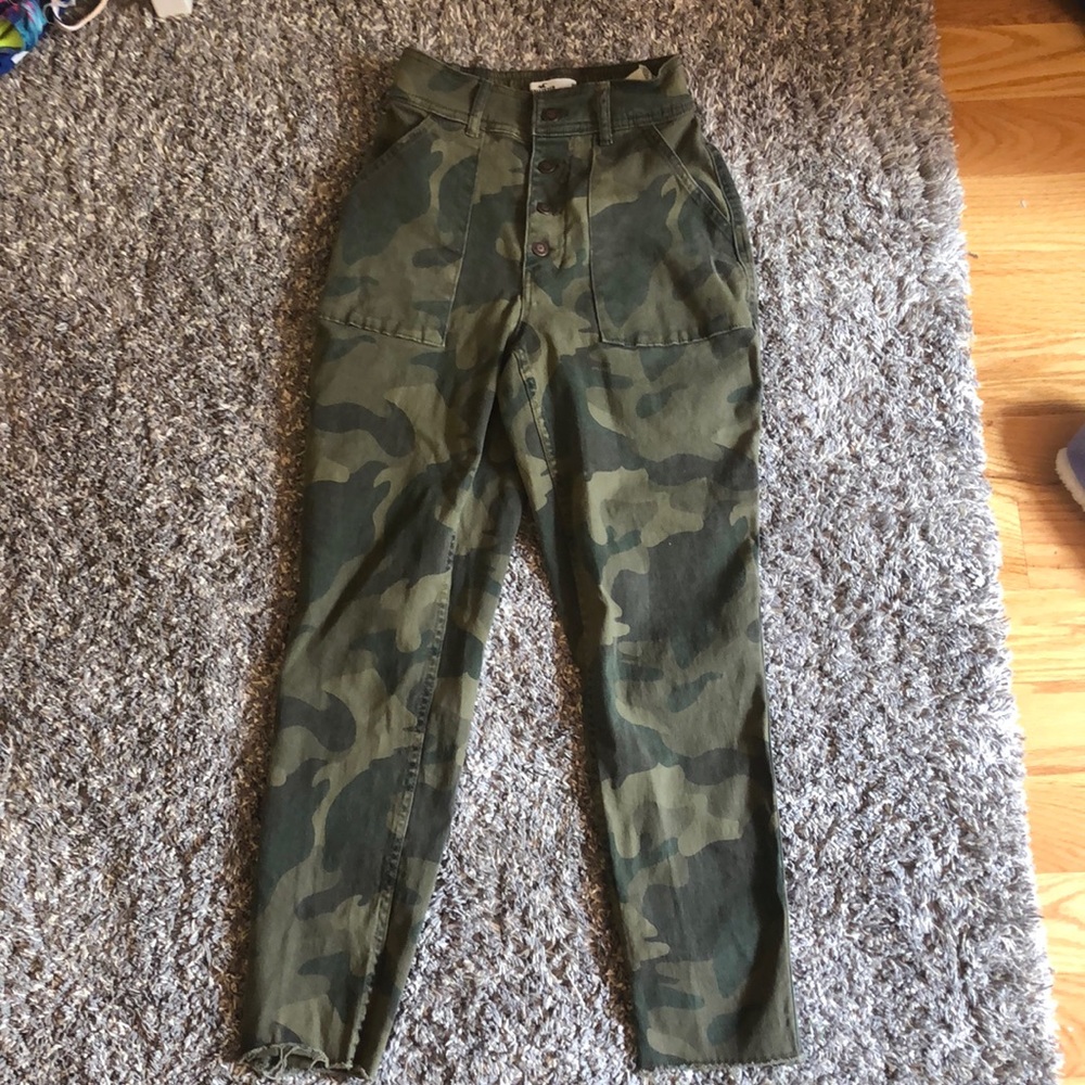 Hollister cropped high rise camo pants